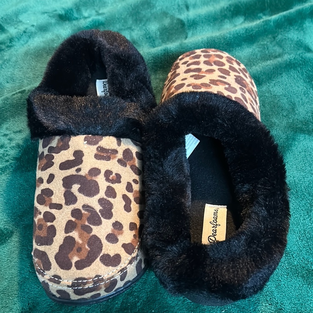 DearFoam Memory foam Woman’s Leopard Slippers size large